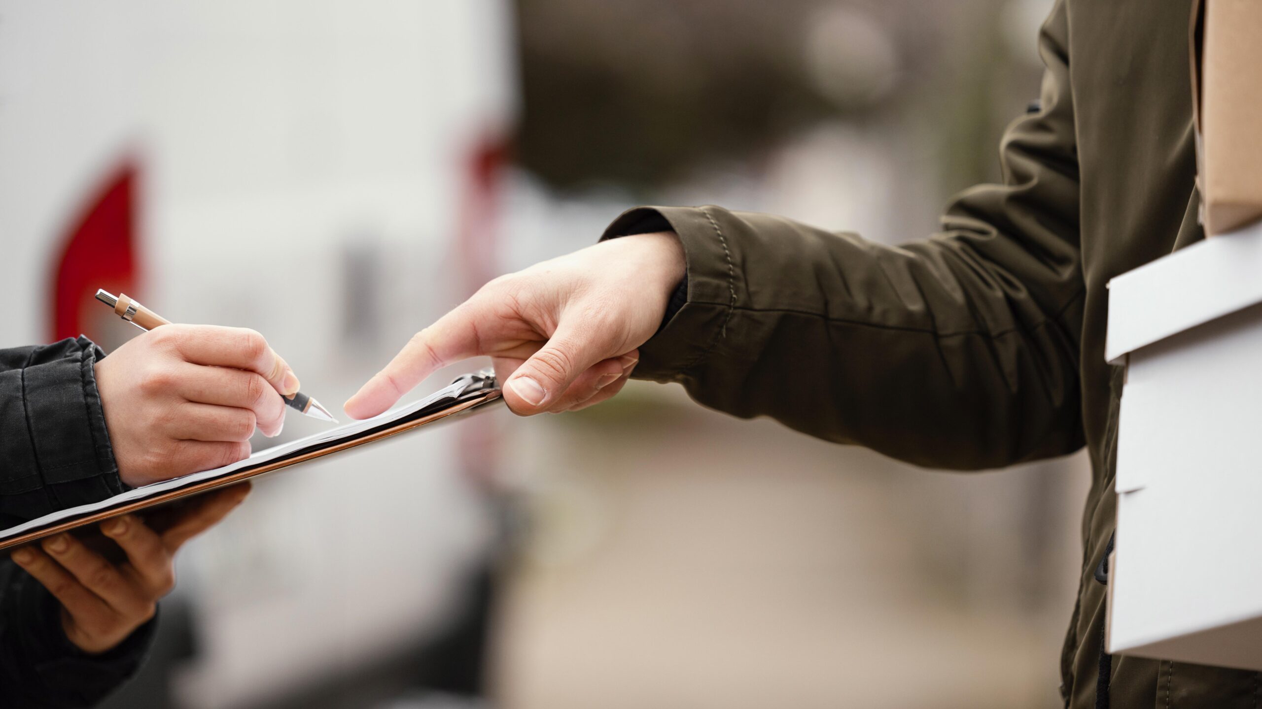 Persone che firmano un documento