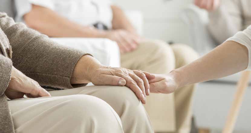 Persone anziane si stringono le mani